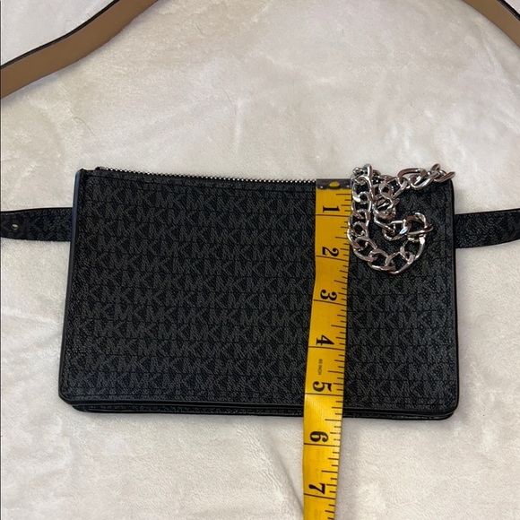 MICHAEL Michael Kors Black Crossbody Bag with Sleek Design - Picture 7 of 8